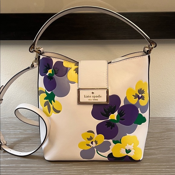 Kate Spade New York Reegan Pansy Toss Bucket Bag. - Picture 2 of 12